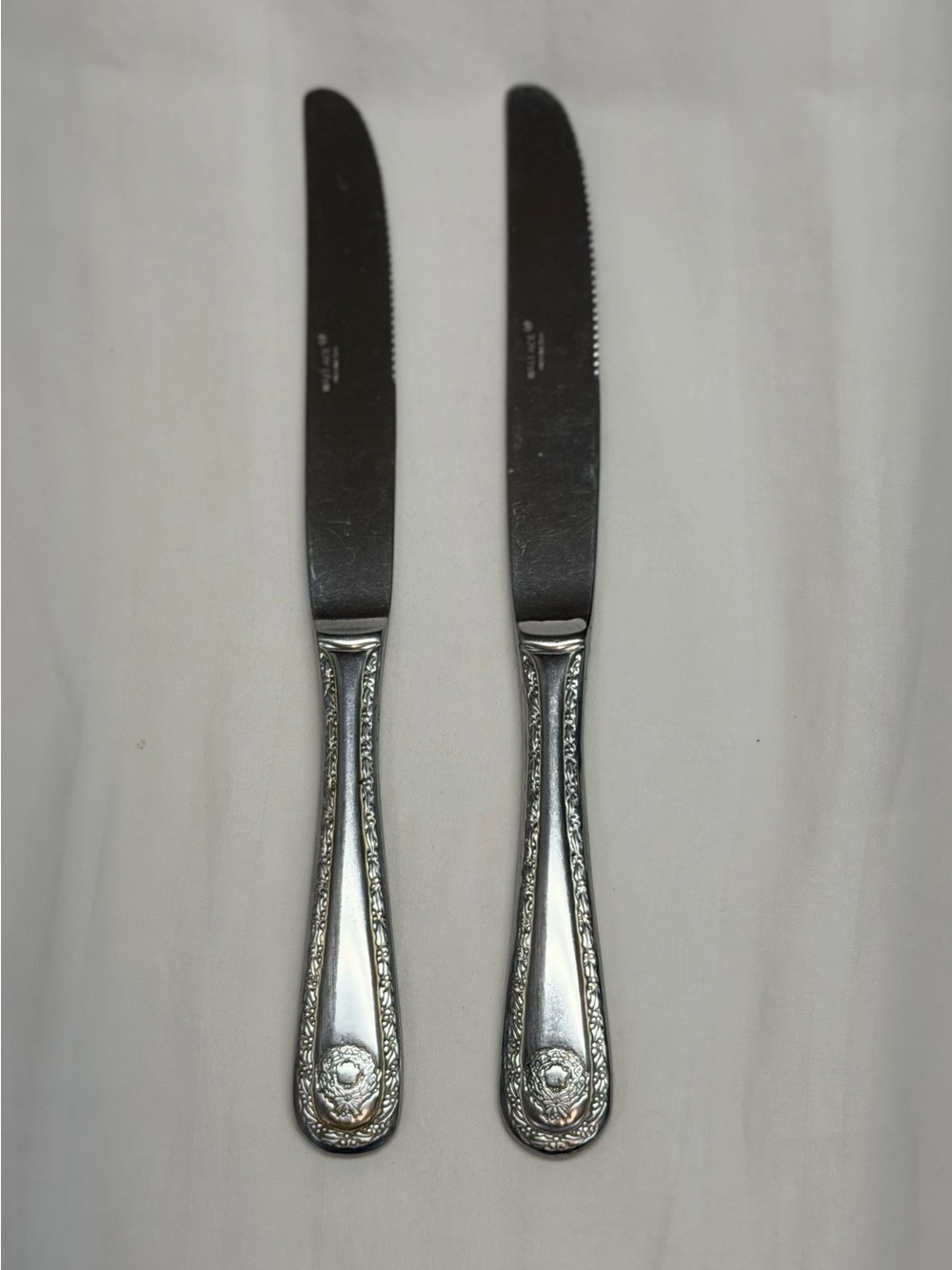 Wallace Silversmiths 18/10 Indonesia 2pc Lot Dinner Knives Holiday Wreath